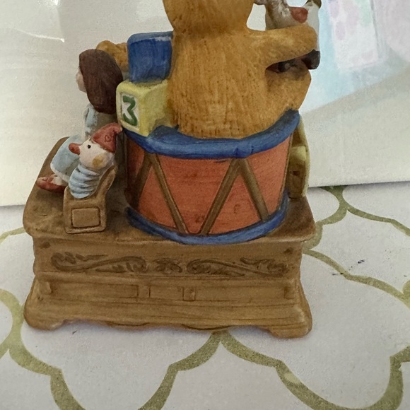 Music box Vintage Bear with toys EUC
Video down below music box works❤️ - Picture 6 of 12